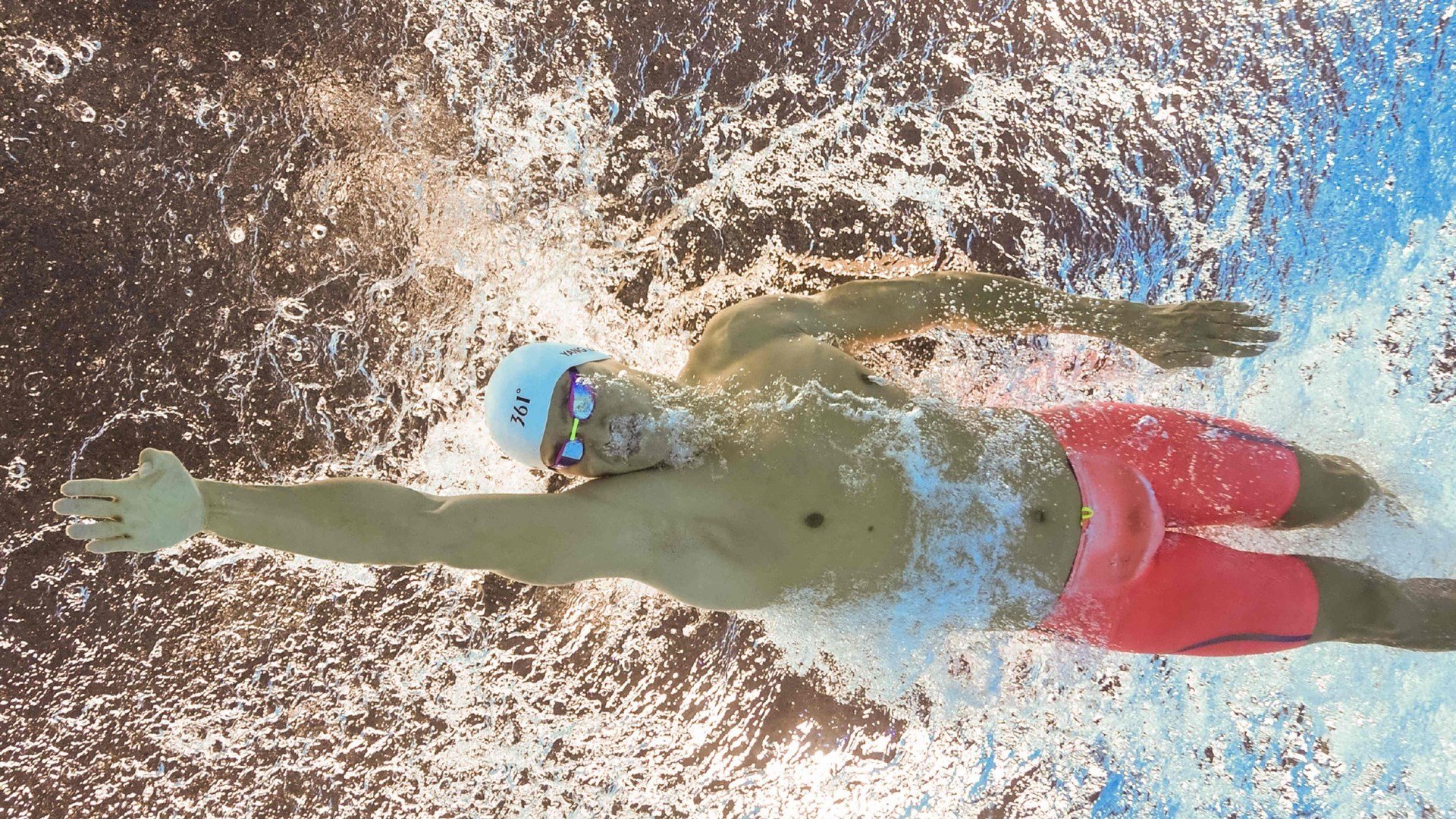 “城市桥梁高空弹跳体验赛” 在专业保护下挑战自我